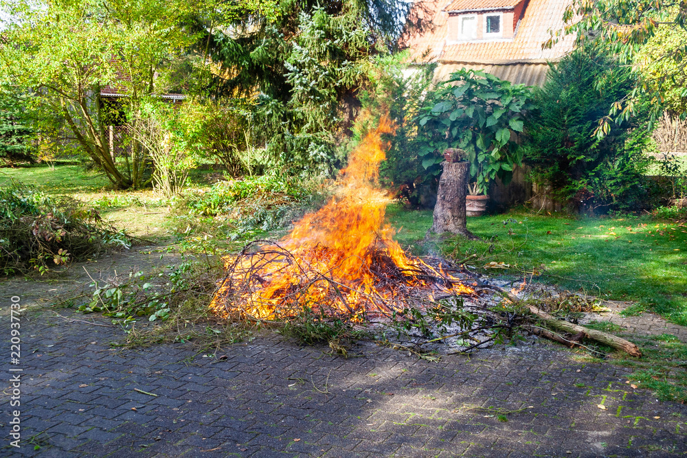 Feuer im Garten zum verbrennen der Gartenabfälle Stock Photo Adobe Stock