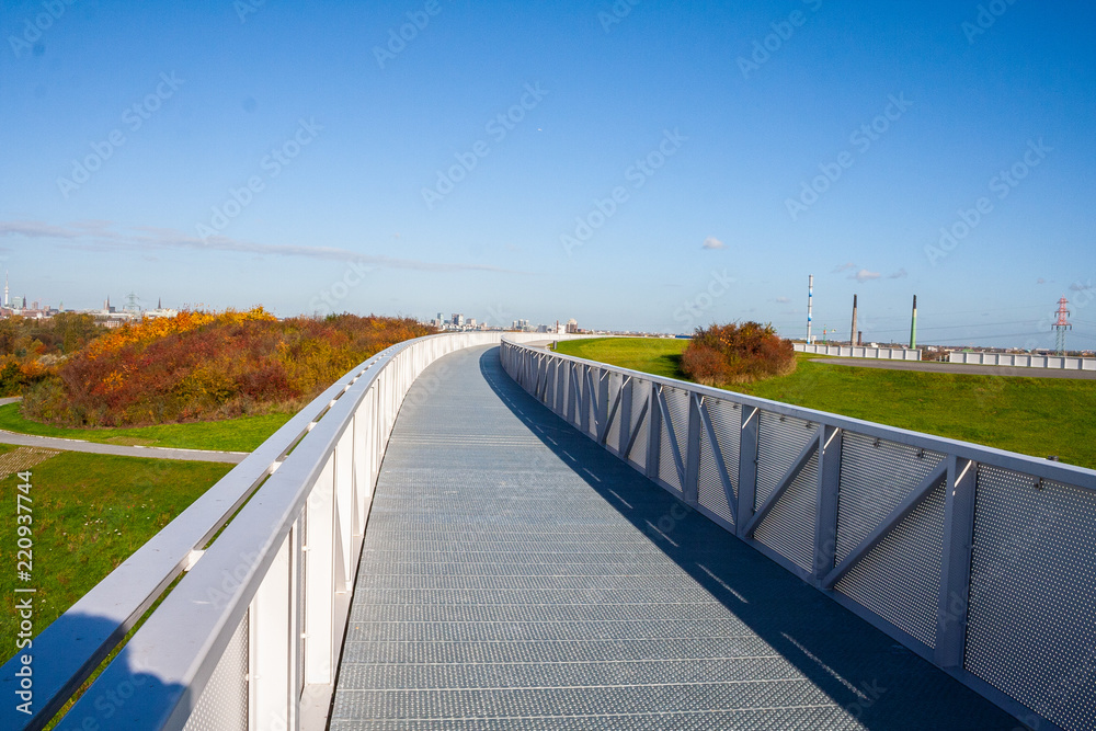Weg auf einer modernen Brücke mit Geländer Metallausführung