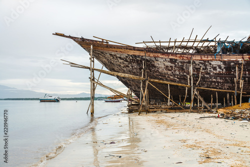Sulawesi, Tanah Beru; Schiffbau nach alter Tradition am Strand von Tanah Beru.