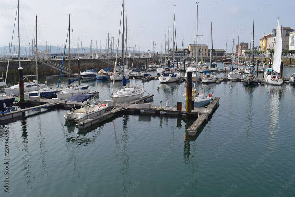 
Barcos veleros yates en el puerto de Gijón España

