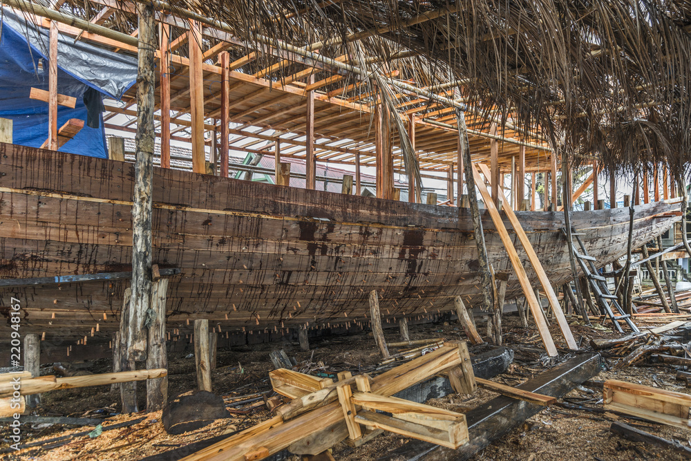 Sulawesi, Tanah Beru;  Schiffbau nach alter Tradition am Strand von Tanah Beru.