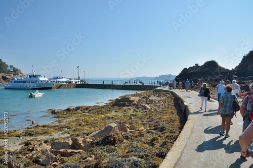 Des touristes qui se dirigent vers les vedettes sur le quai d'embarquement de l'île Bréhat