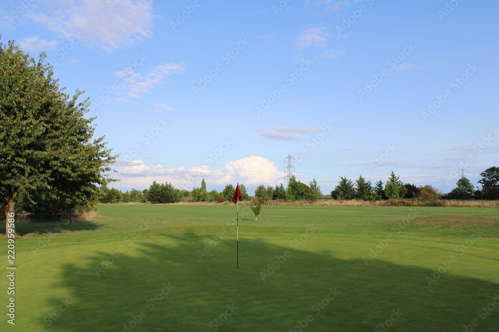 Obraz premium Golf Flag during twilight round