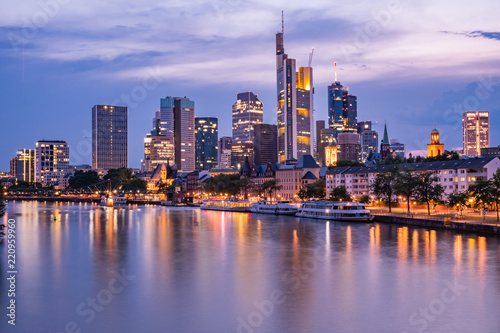 Frankfurter Skyline bei Nacht während der Blauen Stunde über dem Main, Blick auf das Bankenviertel 