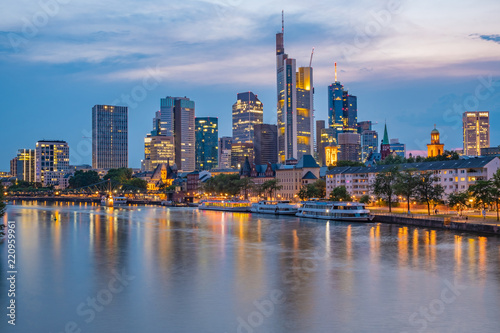 Frankfurter Skyline bei Nacht während der Blauen Stunde über dem Main, Blick auf das Bankenviertel 