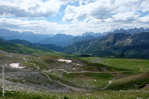 paesaggio montagna viaggio turismo estate nubi cielo azzurro prato erba verde cime rocce sentiero