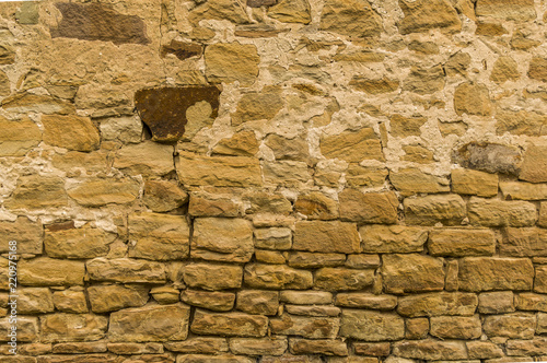 Helle Sandsteinmauer mit dunklem Stein oben verfugt unten nicht verfugt Nahaufnahme, Bright sandstone wall with dark stone at the top not grouted down close-up photo