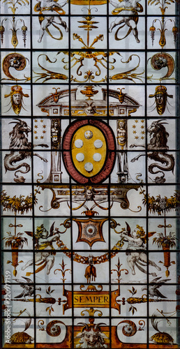 Fotografie iron rings woven interwined gate window medici symbol in florence