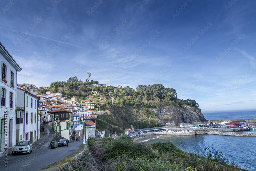 Vista panorámica de Lastres, preciosa aldea costera de Asturias en el norte de España
