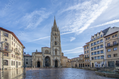 Fachada de la catedral de Oviedo en Asturias, España 