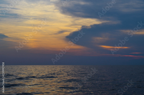 Sonnenuntergang auf dem Meer 