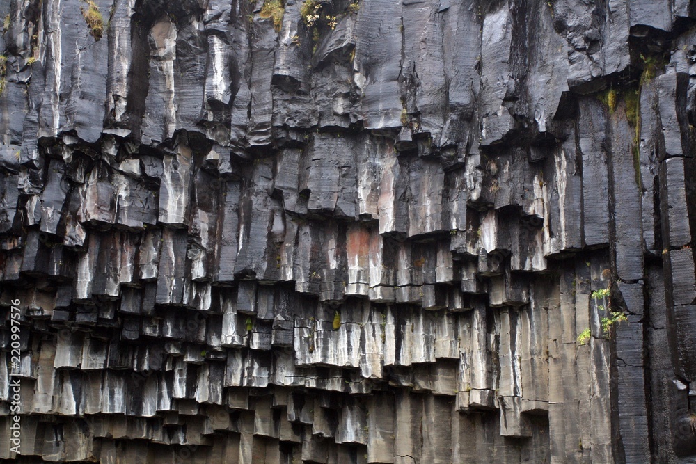 Columnas basálticas de origen volcánico en la cascada negra de Islanida, Svartifoss Columnas basálticas de origen volcánico en la cascada negra de Islanida, Svartifoss