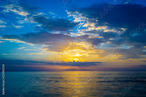 Fototapeta Naklejka Na Ścianę i Meble -  Vibrant colors in the sky for this sunset in Montego Bay