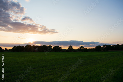 Landschaftsbild mit romantischen Abendhimmel. Standort  Deutschland  Nordrhein - Westfalen  Borken