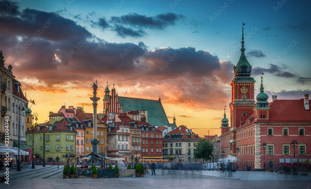 Fototapeta premium Panoramic view on Royal Castle, ancient townhouses and Sigismund's Column in Old town in Warsaw, Poland. Evening view.