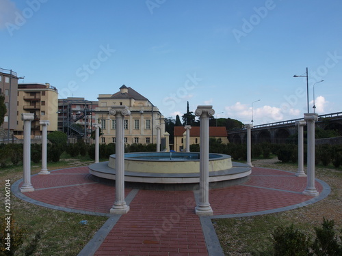 parco giardino con fontana e colonne romane