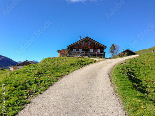 Alpen Haus blauer Himmel 