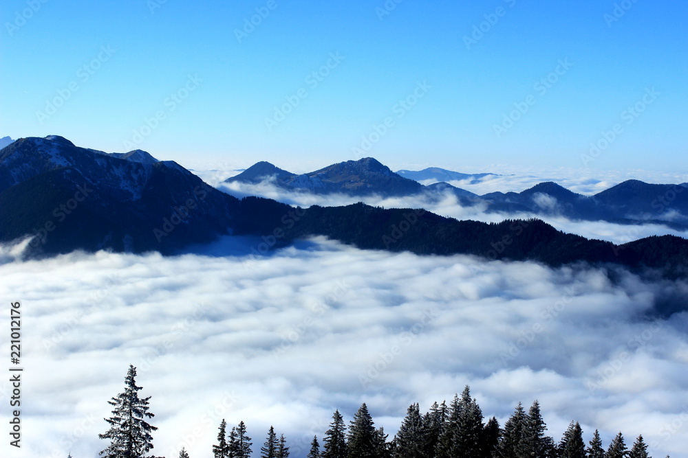 Berglandschaft im Wolkenmeer