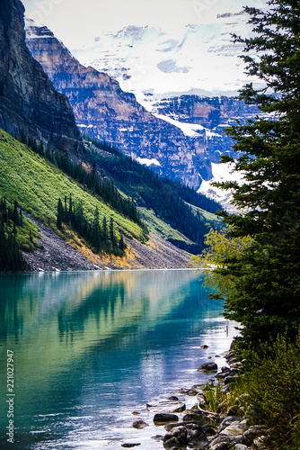 Fototapeta Naklejka Na Ścianę i Meble -  Lake Louise in Banff National Park in the Rocky Mountains of Alberta Canada