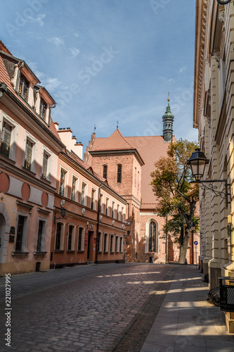 Stara ulica w Bydgoszczy naprzeciwko katedry