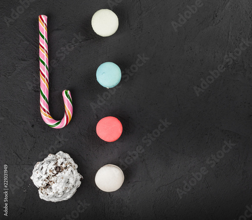Foto Colorful and sweet macaroons, xmas lollipop and biscuit