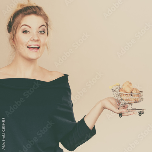 Woman hand holding shopping cart with sweet bun