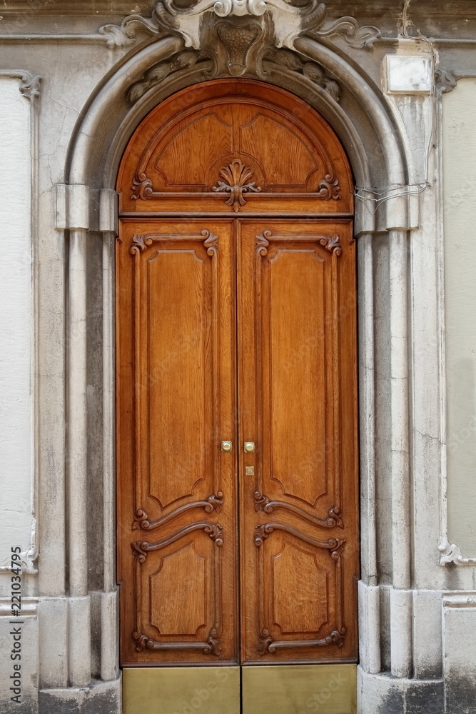 porta di legno facciata di casa  antica 