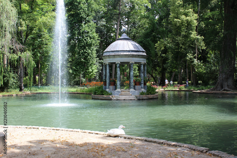 Estanque con fuente de estilo chinesco en los jardines del Principe en Aranjuez (Madrid, España)