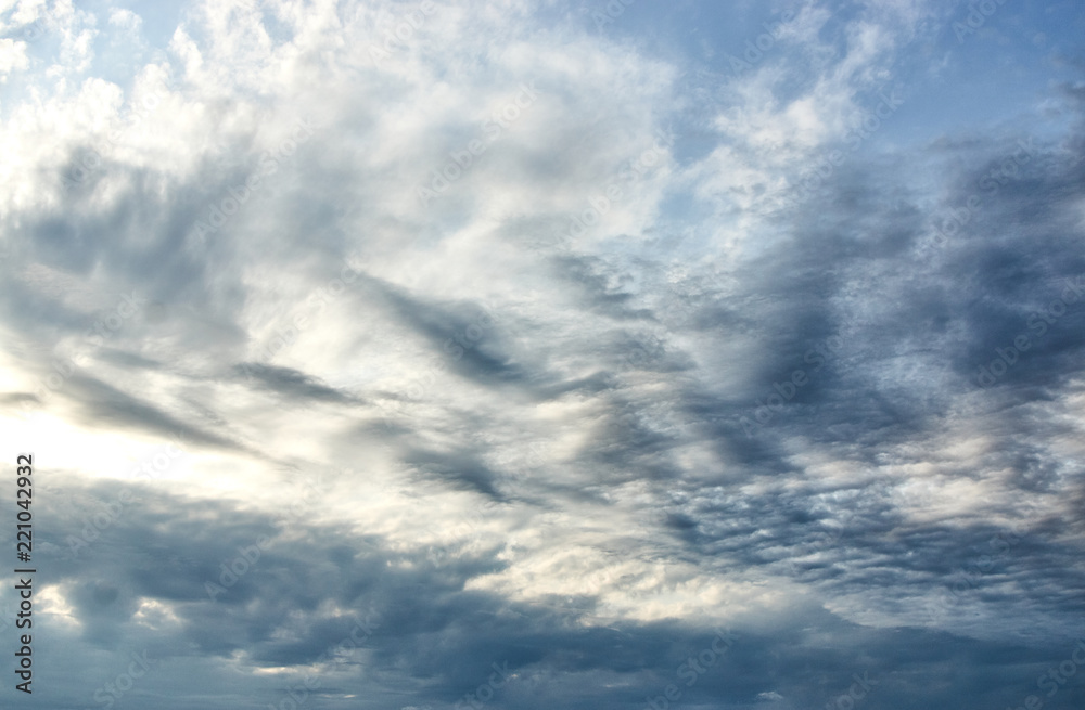 Fototapeta premium Beautiful sunset sky background with clouds and sunbeams