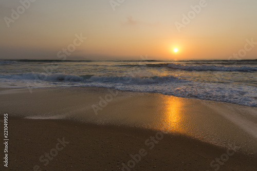 Sunset em uma linda praia do Brasil com reflexo do sol