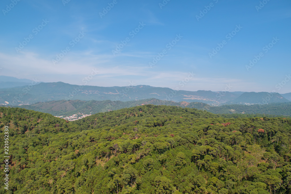 Obraz premium Panoramic view of Valle dde Bravo's lake at Mexico