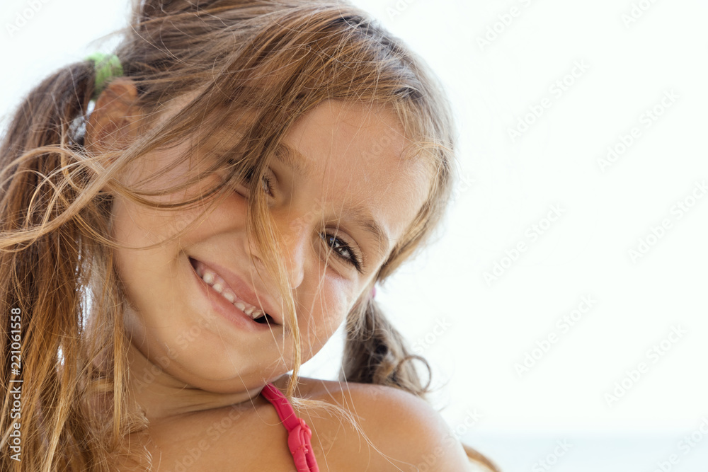 Bambina sorridente con codini Bambina sorridente con codini