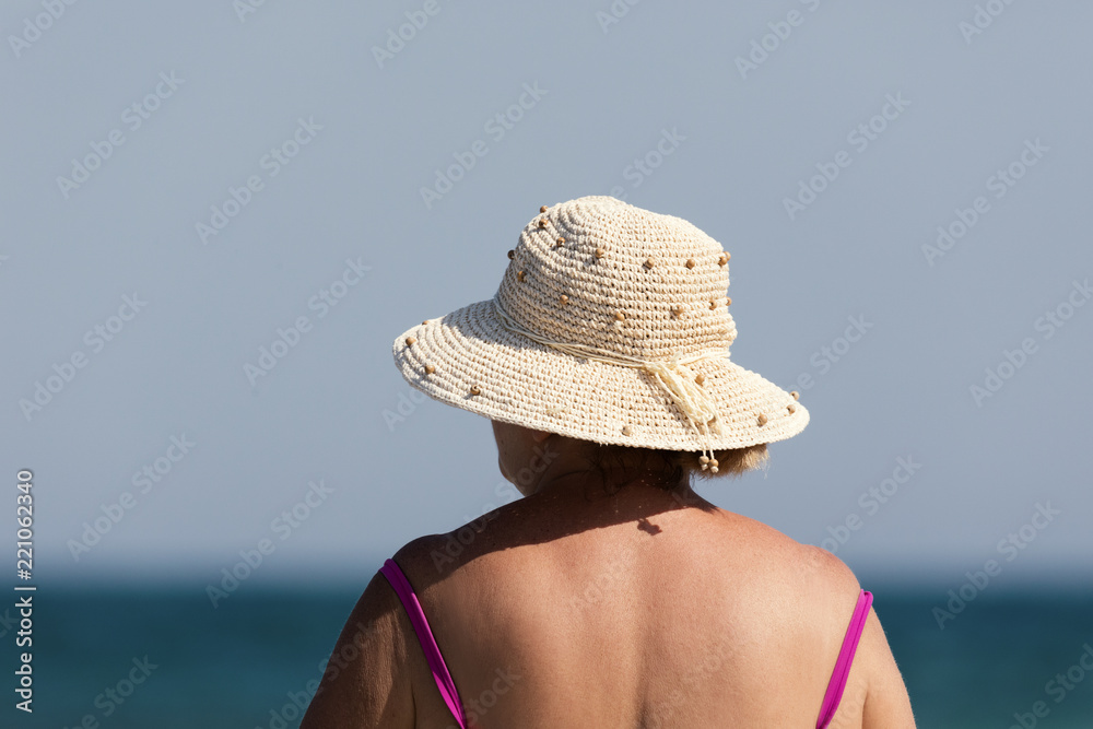 Donna di spalle con cappello di paglia Stock Photo | Adobe Stock