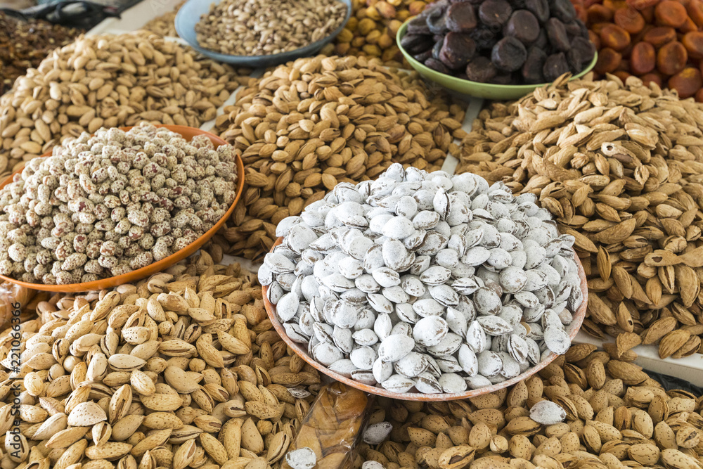 Obraz premium Dried fruits and nuts on local food market in Tashkent, Uzbekistan