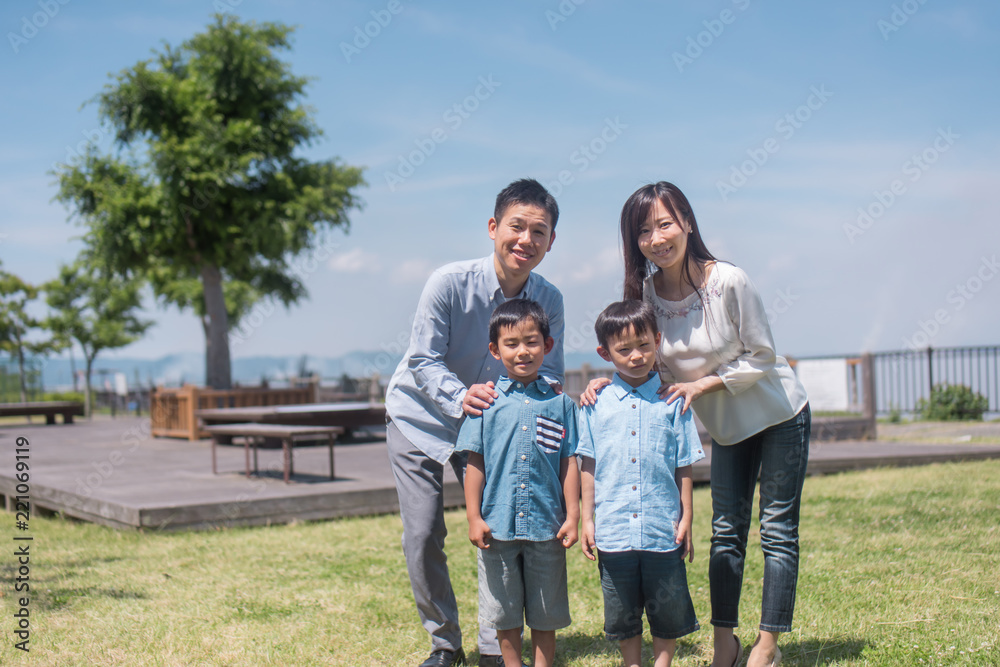 公園で微笑む家族