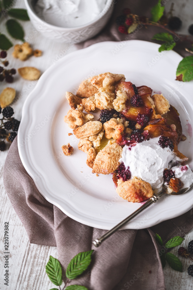 Crumble ou Cobbler à la pêche et à la mûres