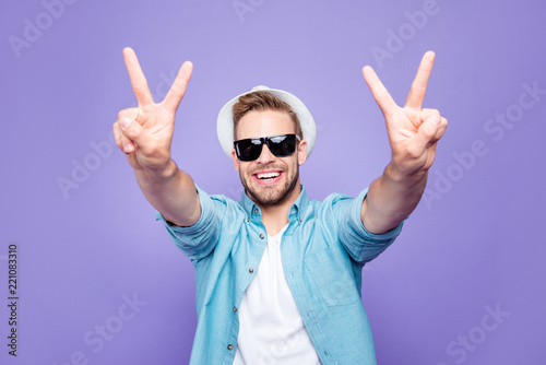 Schilderij op canvas Bearded trendy stylish positive cheerful man wearing casual shir