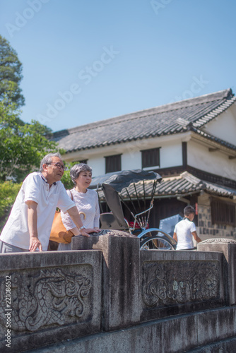 旅行を楽しむシニア夫婦