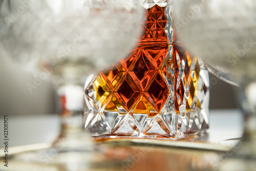 Weinbrand in Bleikristall Karaffe mit Cognacschwenkern auf Metall Tablett photo