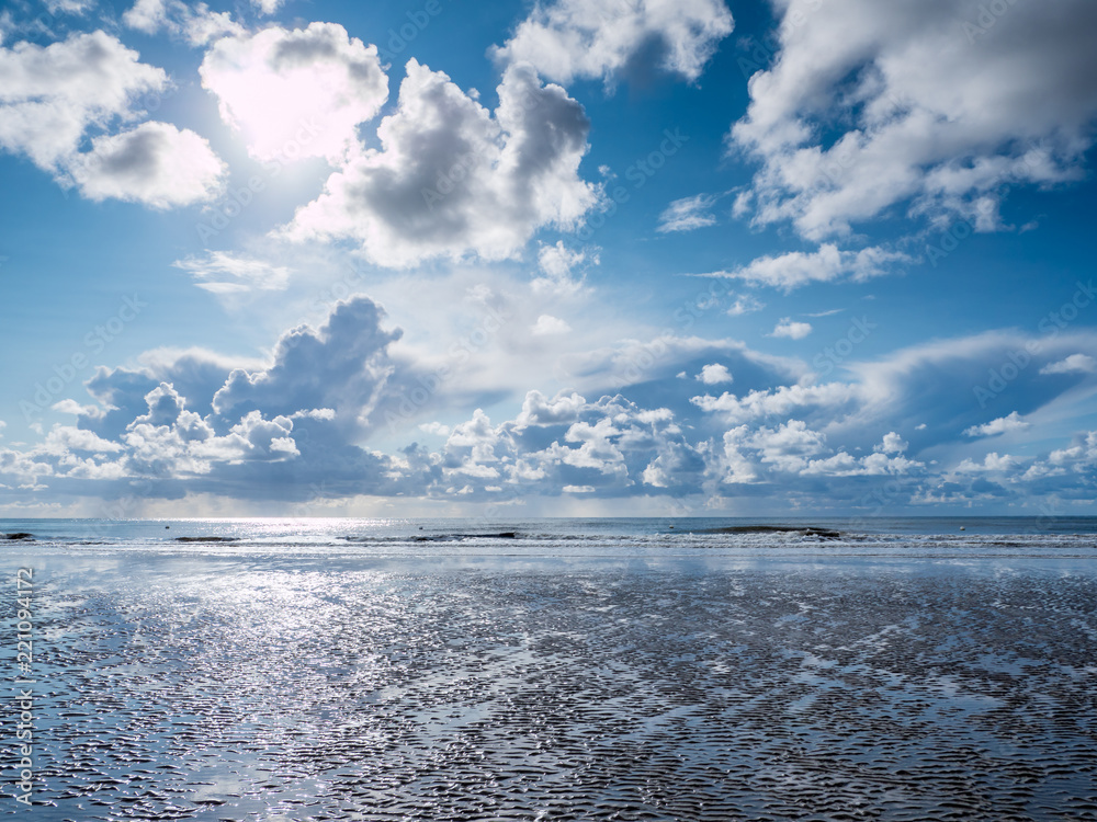 Fototapeta premium Wolkenlandschaft am Strand