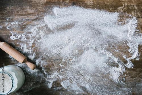 Bild auf Leinwand top view of rustic wooden table covered with flour