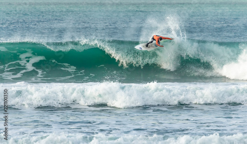 Photography Surfer riding crest of wave, Fistral beach, Newquay, Cornwall