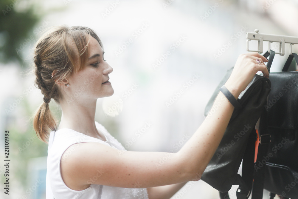 Junge Frau zahlt Tasche bargeldlos mit Armband Junge Frau zahlt Tasche bargeldlos mit Armband