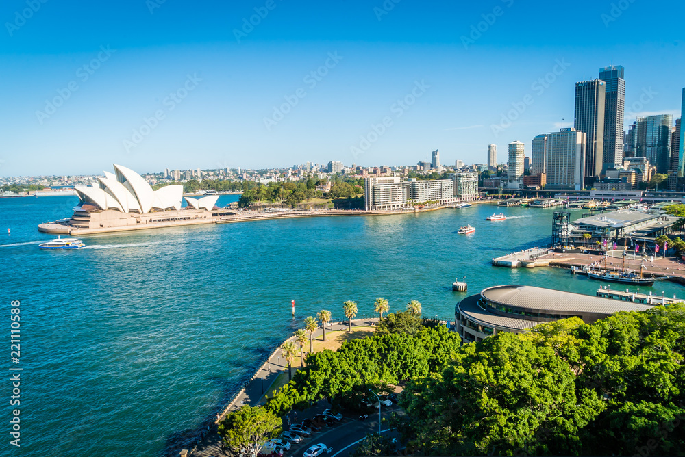 Fototapeta premium Ogólny widok na wieże Sydney oraz operę i port latem