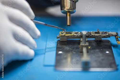 Fotografi welder, welding a motherboard, smoke