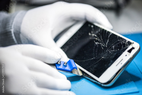 Fotografi man hands reparing a mobile device