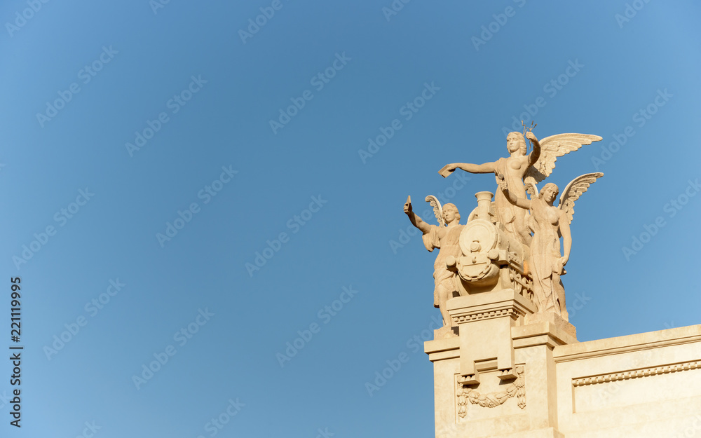 Estatuas decorativas en el exterior del edificio de correos en la ciudad de Valencia. España