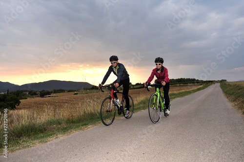 Fototapeta Naklejka Na Ścianę i Meble -  cycling couple on a road