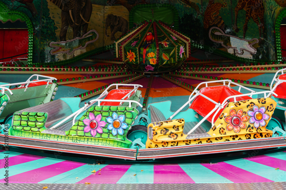 zwei Wagen in einem alten Karusell auf der Kirmes
