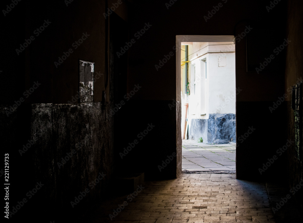 Obraz premium View of the open door from the dark corridor.